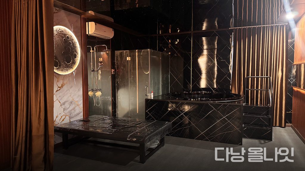 다낭 애플 스파의 대형 욕조와 독립 샤워부스
